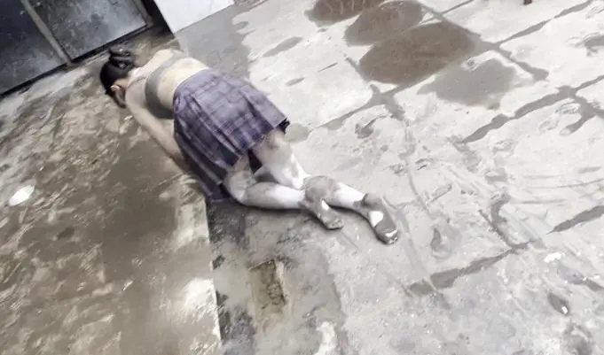 电竞少女白丝Jk公厕污水地面打滚 踩便便 半裸打滚爬行 全程高能-1