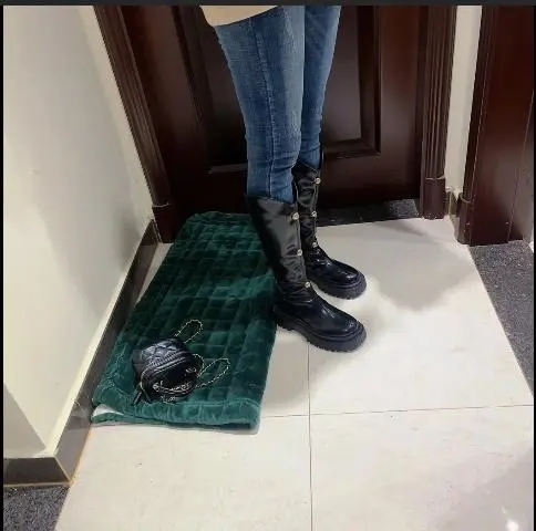 被闺蜜暗算挠脚心-3