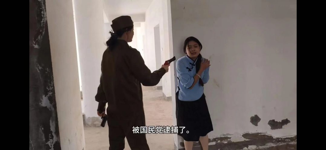 女学生卧底被特务发现，展开了激烈枪战，最后不幸落入手中，她能逃脱吗？会有怎样的刑罚等待她。-9