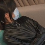 00后女生丝袜酮体，油亮黑丝全包，拘束服黑皮头套