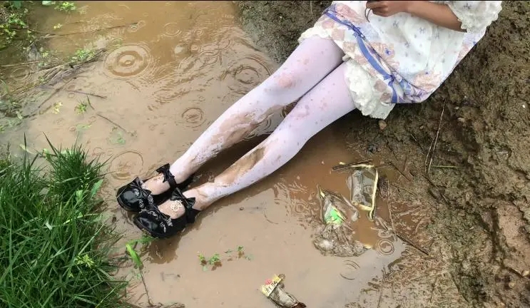 lo裙白丝雨天泥地弄脏 下水道打滚-3