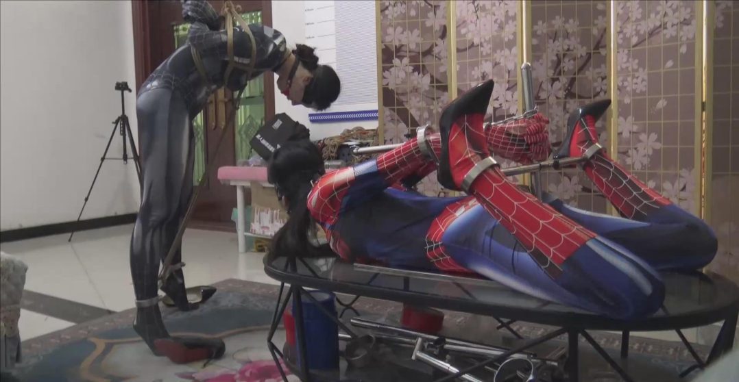 《女蝙蝠侠盗宝惊魂》 上集 两女蝙蝠侠盗去一个老大家里盗取一颗夜明珠，结果被老大抓获-7