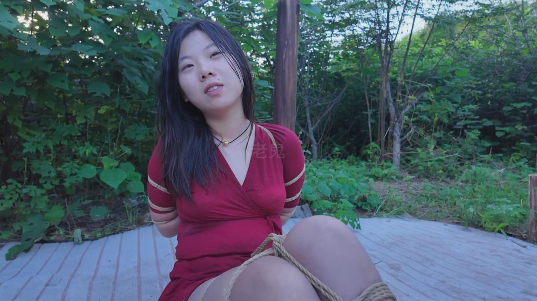 【老鬼定拍】初心《夏可野外闷热炼狱下》【咖丝高跟/情绪崩溃/野外/湿身脏身/空姐重口原味丝袜鞋/吊/访谈】-8