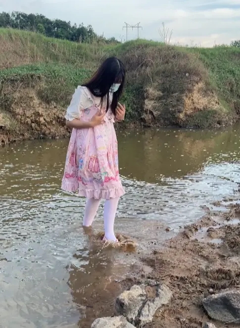 粉色lo裙河边玩泥湿身-2