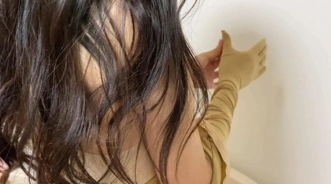 久违了zentai，就用全包的方式让大家看下小晓日常生活下的样子吧，户外穿全包露出，吸引路人眼球寻求刺激感-1