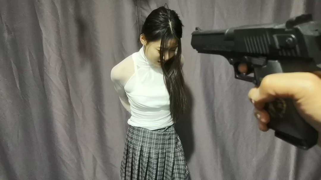 去无赖家里讨债,无赖不在家,正好见到无赖女儿,那就把无赖女儿当女奴玩弄.-5