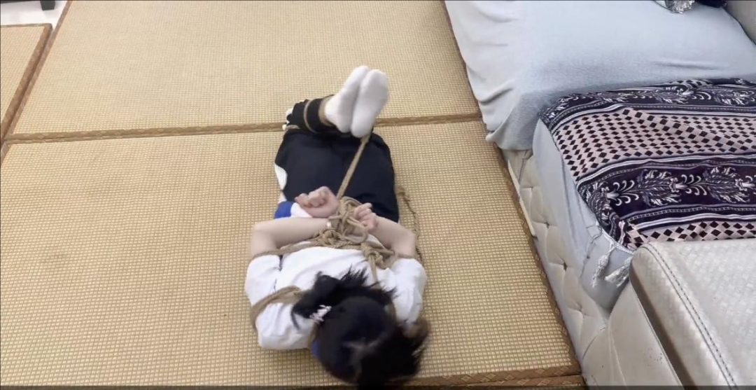 【佳怡工作室】【佳怡】【琳媚】女孩玩游戏被捆起来折磨 没想到女孩挣扎开反捆了-6