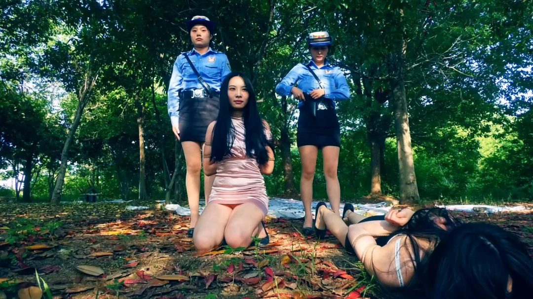 拍转公映《知法犯法之空姐没落 》第四集 在执行s刑前一天郭莉莉和潇悦悦被驷马捆绑一级禁锢，最终一个被q决一个被注射s刑-7
