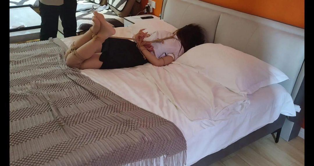 高薪招聘的陷阱02，在百般摧残之下，小蓝还是屈服了。-8