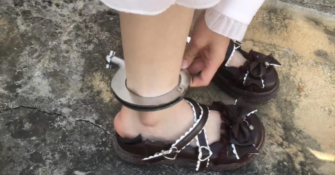 【琳媚】定拍 天台镣铐LOLITA 极品大白脚 走路晃悠脚疼抚摸扯链子（二）-1