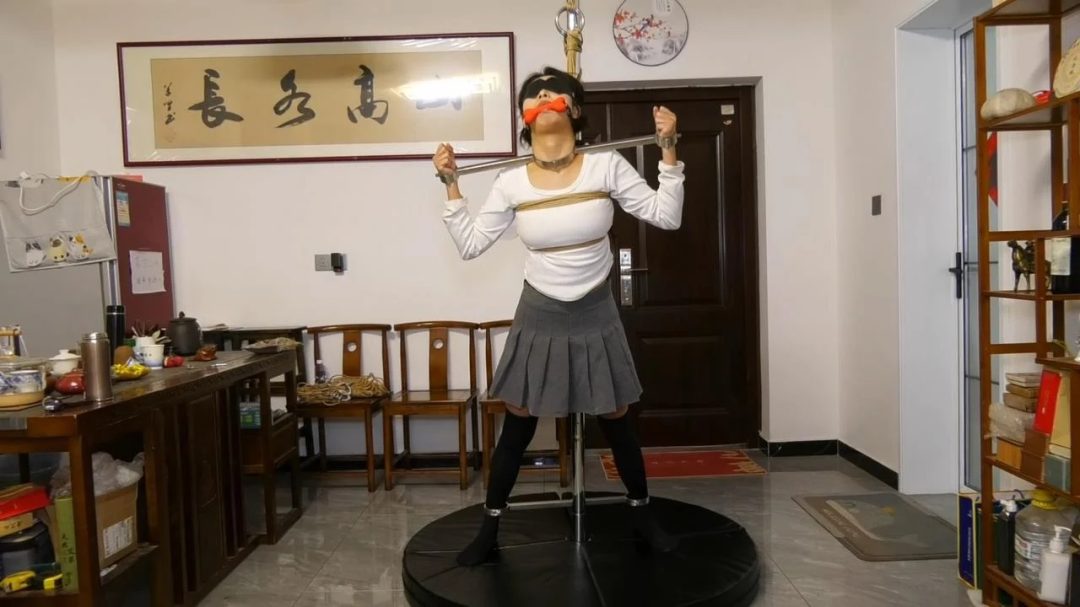 新片《不锈钢镣铐拘束》被钢铐束缚的女学生-1