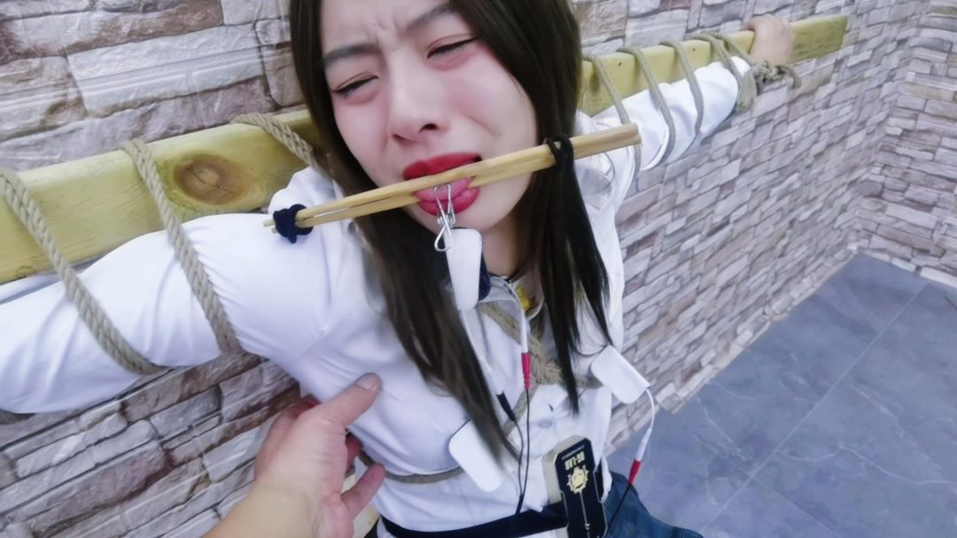 定拍转公映:希希被抓获拒不交代同伙,那就上大刑,钢针扎胸,筷子夹舌头在用钢夹夹住舌尖,在用郊狼电击片连住用150码电击,她能交代吗...-7