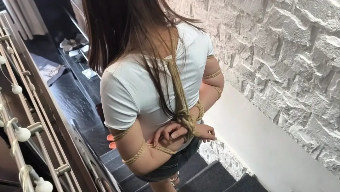 牛仔热裤美女金属固定驷马捆绑挠脚心-5