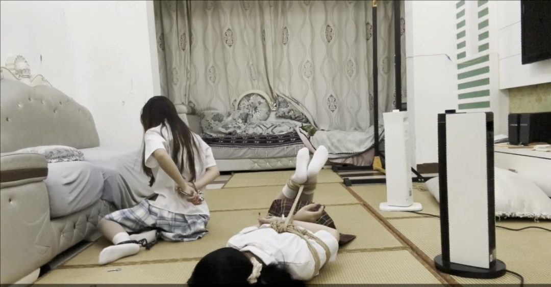 【琳媚】【何露】jk白袜姐妹寻找刺激玩绳子互捆 最后崩溃终于解开-3