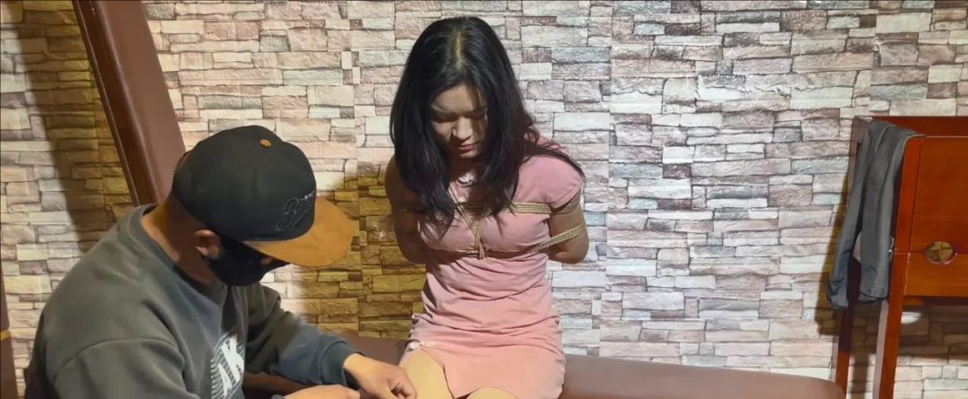 捆绑美女 访谈，提出各种问题，美女一一回答，还有刺激的游戏问答-6