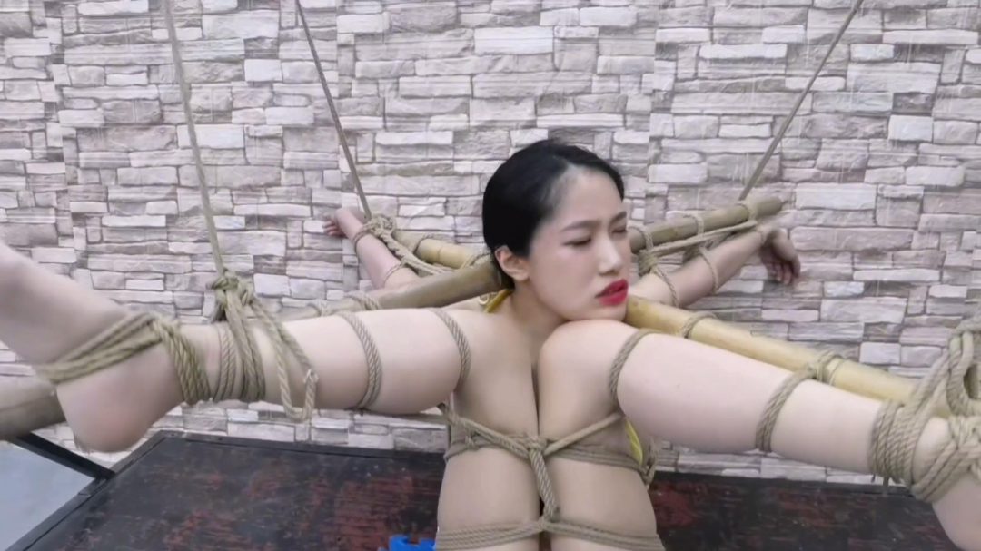 定拍客户赞助拍摄:把艺仙儿用竹杆交叉式绳缚,这姿式生不如死的感觉,TK折磨,爽的无法形容...-1