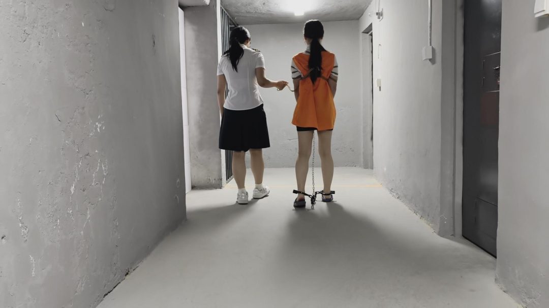 林佳被抓捕，要求她举起双手并搜身-7