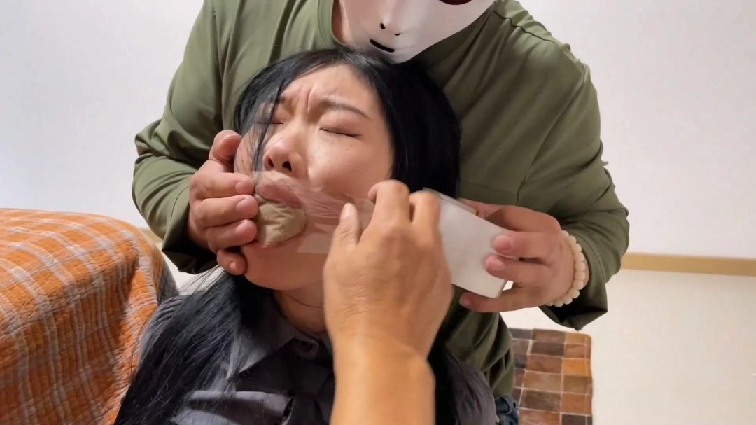 【云雀定拍】直播过程中被歹徒入室，被蒙眼堵嘴的女主播喊破喉咙也难逃被绑走的厄运 韩玉主演-3