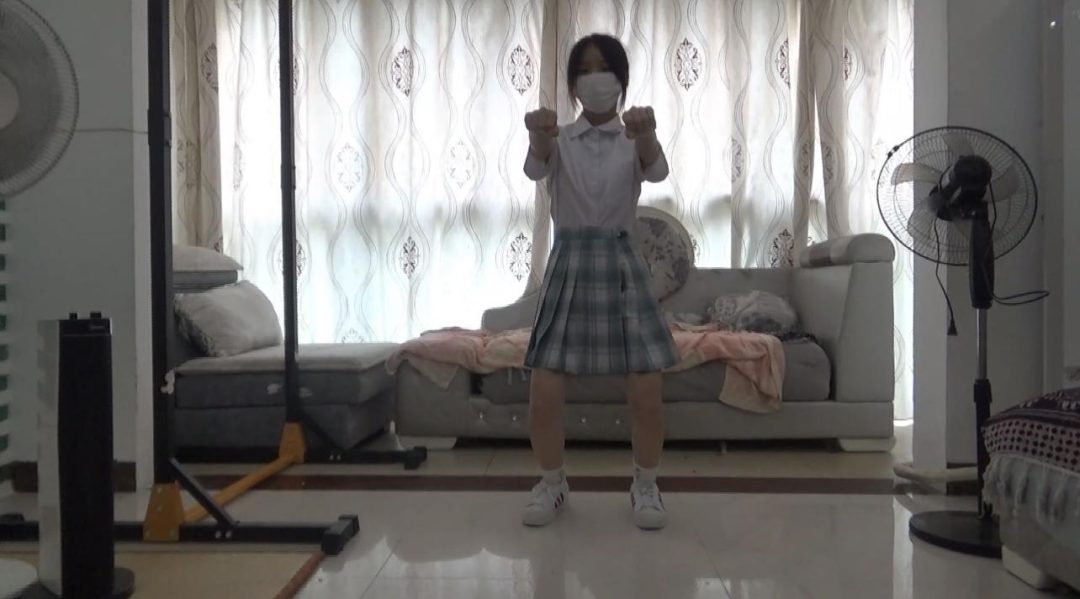 【琳媚】定拍深蹲马步 jk 妹子被罚马步 男人在一旁盯哨 鞭打快要坚持不住的妹子-4