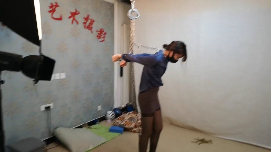 杨蕊 蓝衬衣 黑丝 镣铐女囚-3