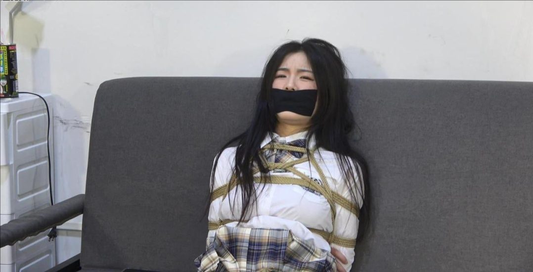 入室劫案之学生妹绑架案 小狐狸学生装白丝捆绑挣扎-7