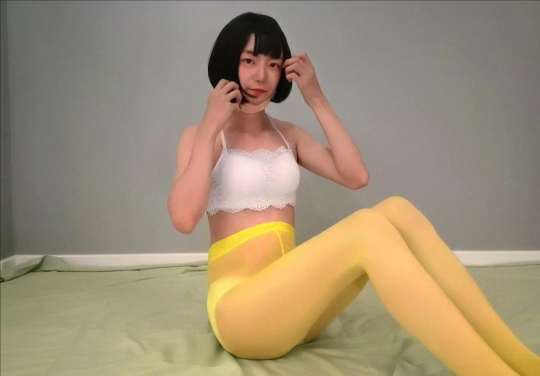 伪娘久久用四款丝袜全包自缚-1