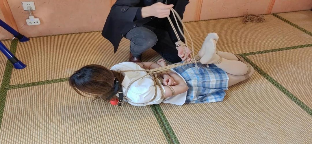 新模小璇《日式极限驷马》大学生小璇，第一次体验绳艺，腰和腿的柔韧都比较软，虽然劈叉对她没有难度，但是她第一次接触极限驷马，说疼，放置留她一个人在房间，驷马绑的太紧，只能看见她扭动的身体，任凭口水流。-8