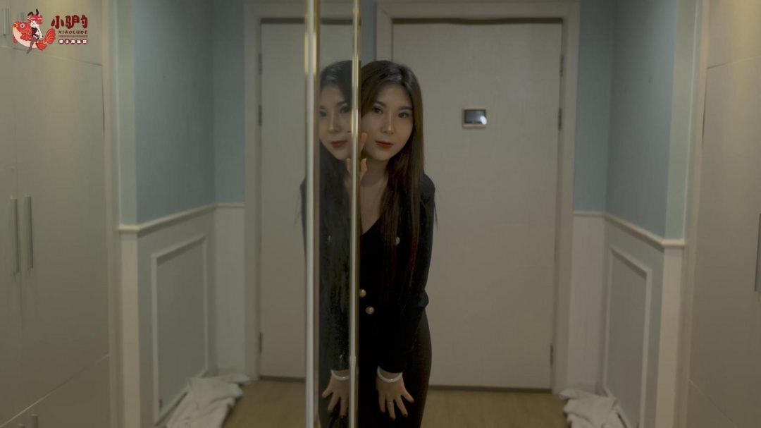 红鲤鱼工作室作品《打扫卫生》，一位女生打扫卫生时弄脏了身体，她想到的居然是用胶带粘..-7