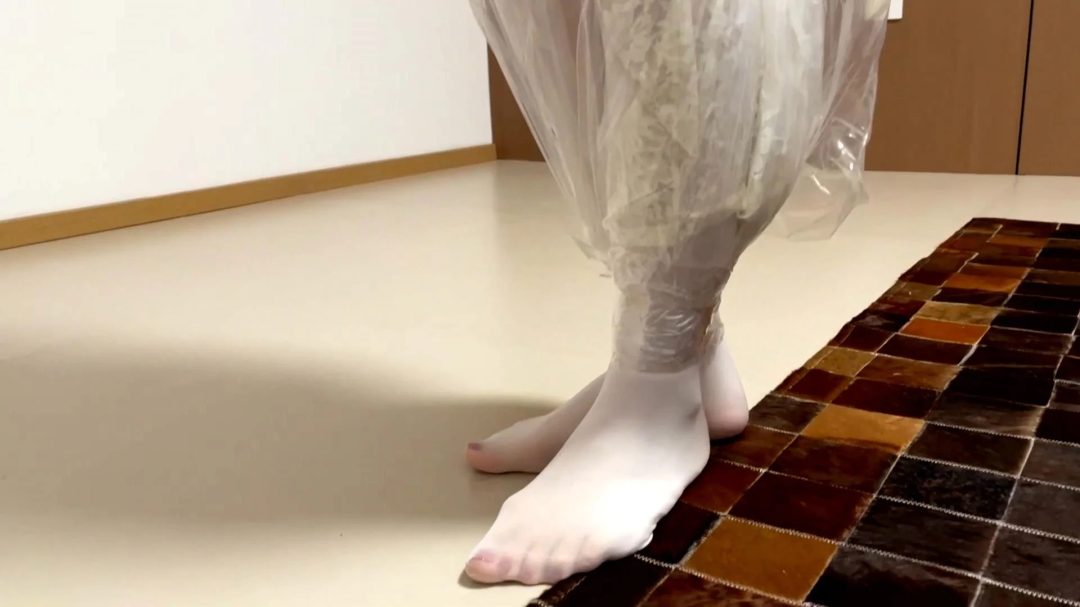 云雀定拍—《致命凶宅》下，柳洋中计被洗脑，将室友和自己丝袜全包，最终一起被装进丝袜睡袋-1