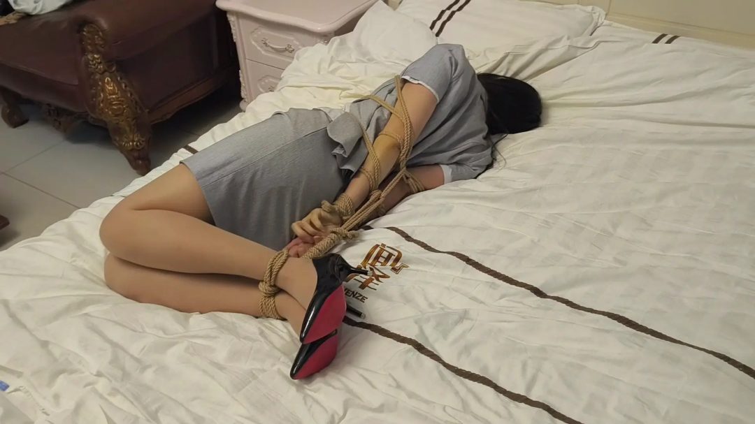 肉丝制服美女如入室小贼绑架，欧式直臂驷马镣铐捆绑。-5
