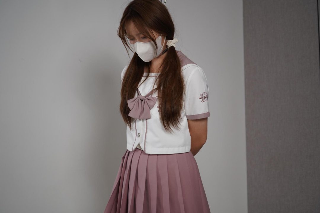 学霸少女挑战新游戏‘蜜蜂采豆豆\'，被强制踮脚尖站立，腿抖到抽筋-5
