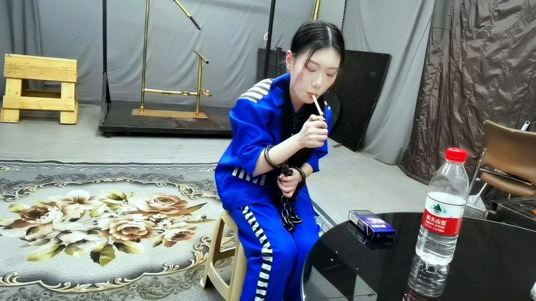 女杀人犯因杀人无数被抓，被押进看收所，为了活命，讨好看守长，甘愿做看守长的女奴，真是一个好贱的骚犯.....-8