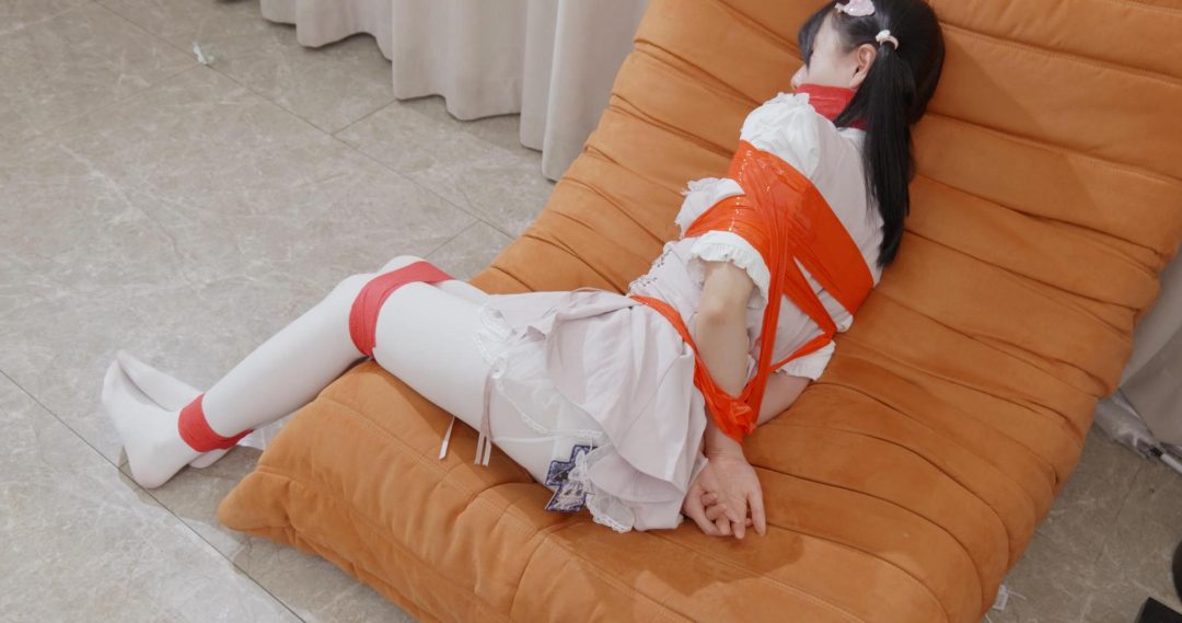 白丝萌妹子捆绑抓起来-6