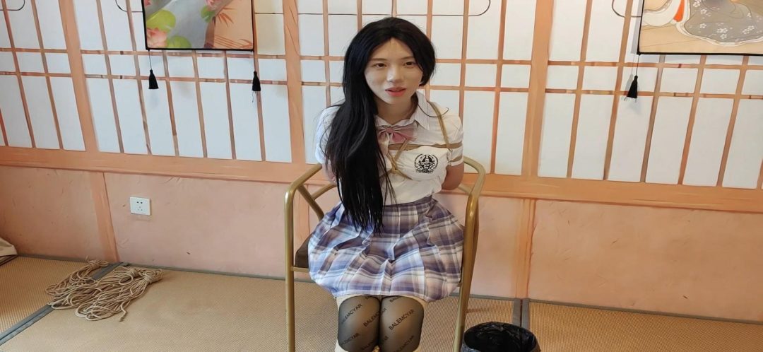 《颖颖绳艺体验访谈》小姐姐长得很好看，后手观音，日式，海老缚，欧式直臂，驷马，大号口球，基本全部绑法都绑了一遍，最后还有小姐姐自己戴两款大号口球，真实感受述说，绝对不亏！-6