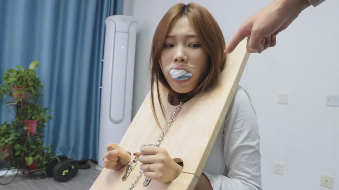 【绝版模特蜚】【得意客定拍】《不良少女改造计划2》原味堵嘴+湿袜游街，木枷加身放置反省！-4