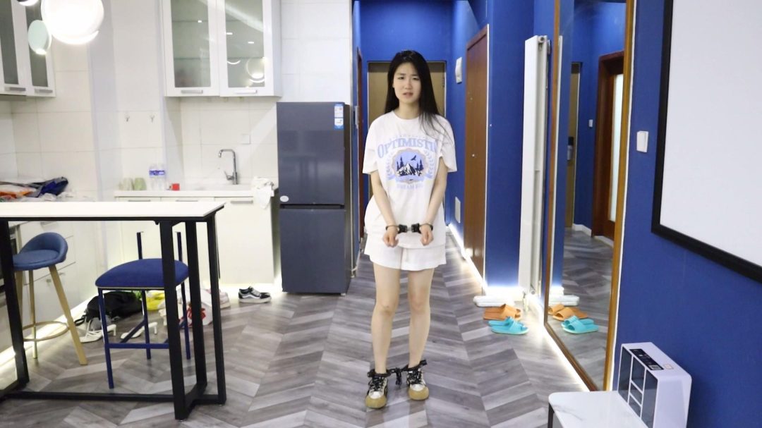 销售员彤彤工作时 涉嫌诈骗被捕 镣铐审讯 挠脚挠全身TK 手铐脚铐脚趾铐 打工人千万不要误入歧途哦！-3