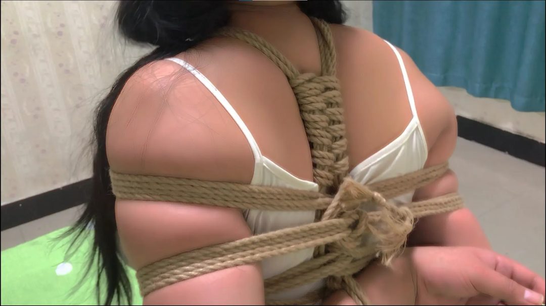 白色睡衣捆绑调教不听话的【矿泉水】-4