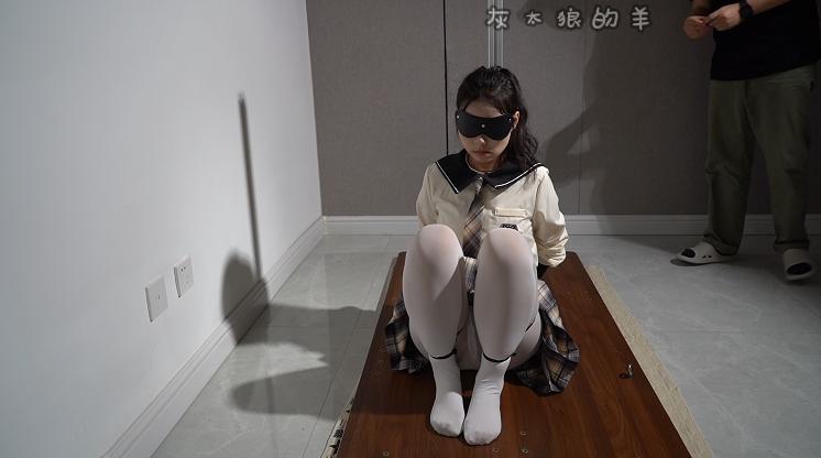 学生妹后手吊缚被挠痒痒+口球蒙眼挣扎-9