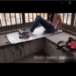 将运动鞋美女脱白棉袜挠玩玉足~1