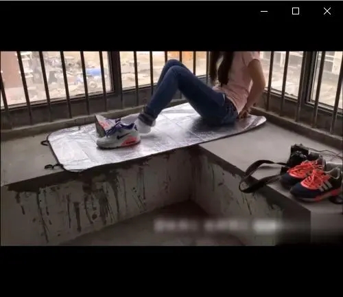 将运动鞋美女脱白棉袜挠玩玉足~1-1
