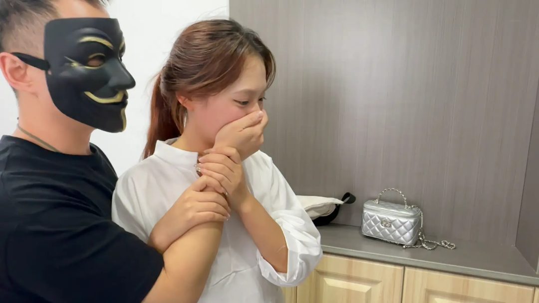 客户定拍 白色连衣裙盈盈 被劫匪胶带封嘴 长时间 多姿势禁锢放置挣扎-1 客户定拍 白色连衣裙盈盈 被劫匪胶带封嘴 长时间 多姿势禁锢放置挣扎-1