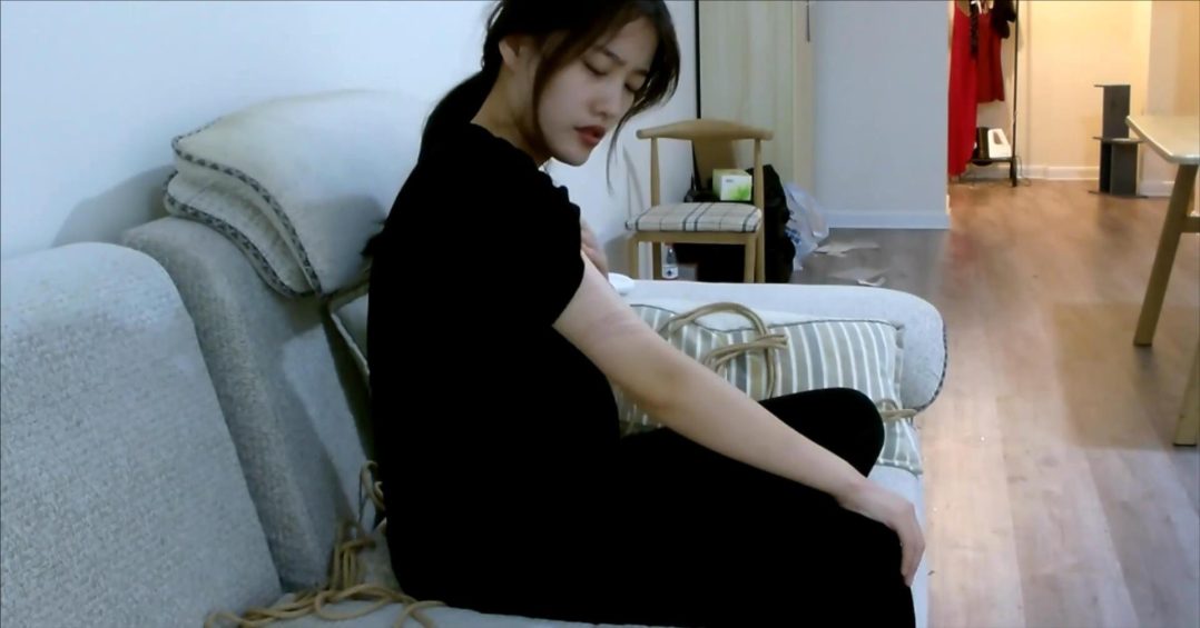 美腿美脚驷马捆绑TK测试，完美的腿型脚型，敏感的丫头很怕痒，口水和笑声都很诱人-9