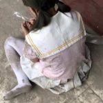 蹂躏双马尾白丝萝莉 浑身弄脏 打滚 踩踏