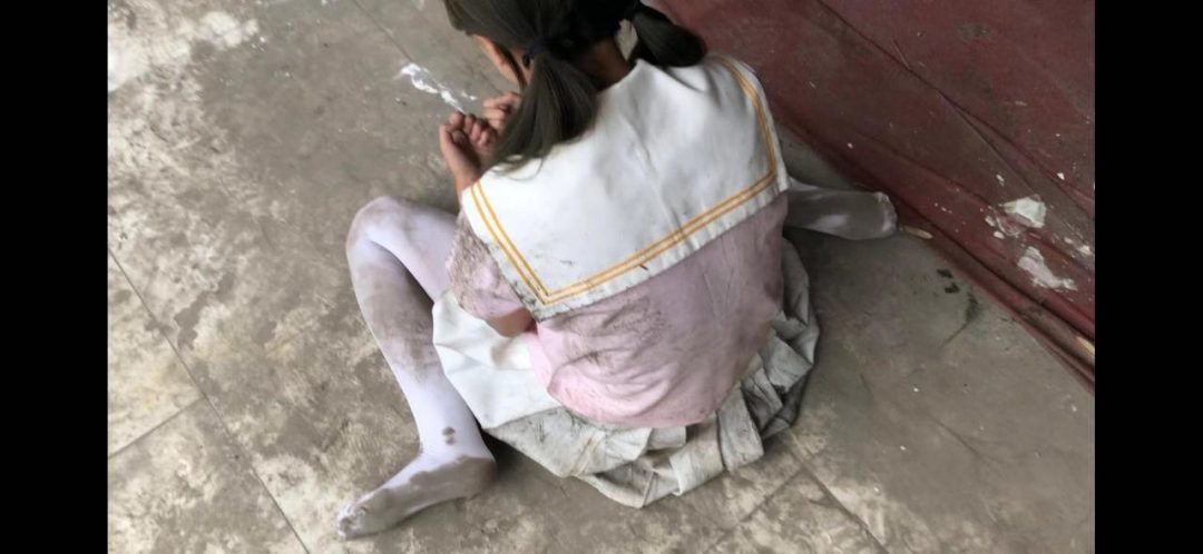 蹂躏双马尾白丝萝莉 浑身弄脏 打滚 踩踏-1
