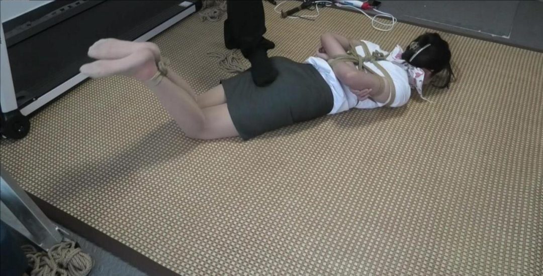 瑾瑜，白衫红内丝足美腿捆绑游戏系列第三集：丝巾双重堵，脱裙羞辱TJ，试试把一个风华正茂的女大学生连绑带堵的踩在脚下，是一种什么样的感觉-10
