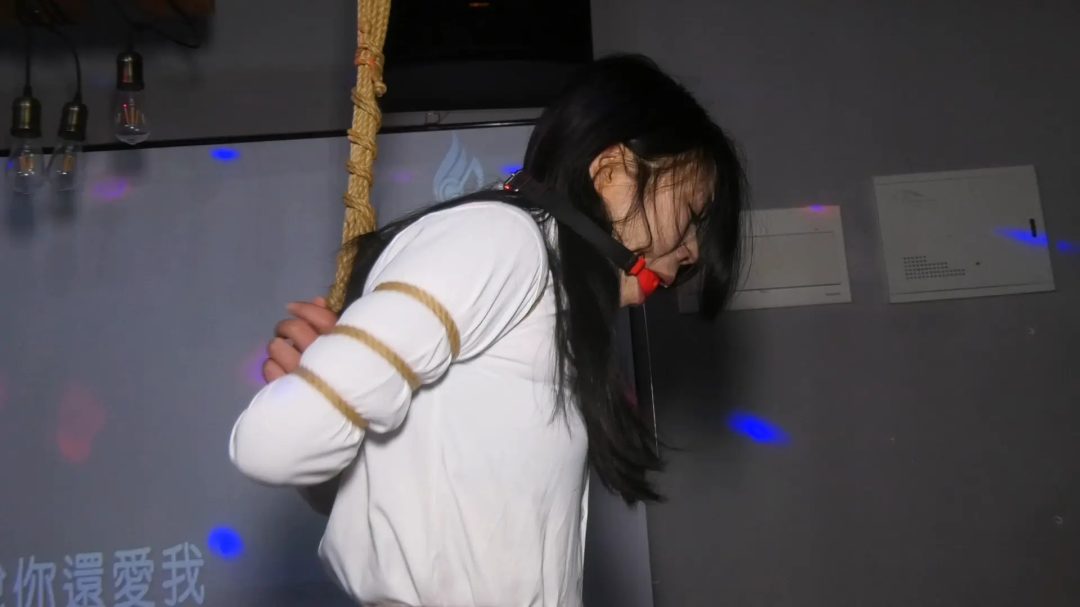 新场地定拍《酒吧里调教女M》 女大学生被酒吧女主绑架到酒吧调戏玩弄-12