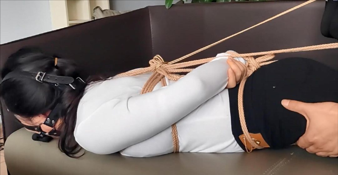 勤劳主妇汐汐白衫磨牙棒口枷游戏第二季，脱靴勒脚掌驷马玩弄，共同探究她的裤子到底是啥时候弄湿的-6
