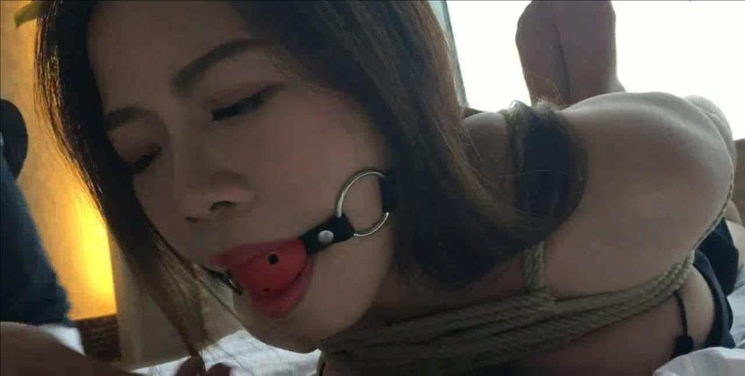 首次尝试新道具【马具口球】，身材超好模特倾力拍摄，结束后说以后都不接受口球，绝版马具口球驷马视频珍藏-1