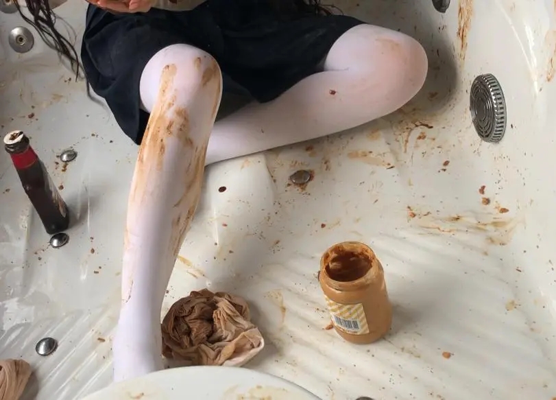 白丝水手服软妹食物涂满全身 生鸡蛋洗头发-5