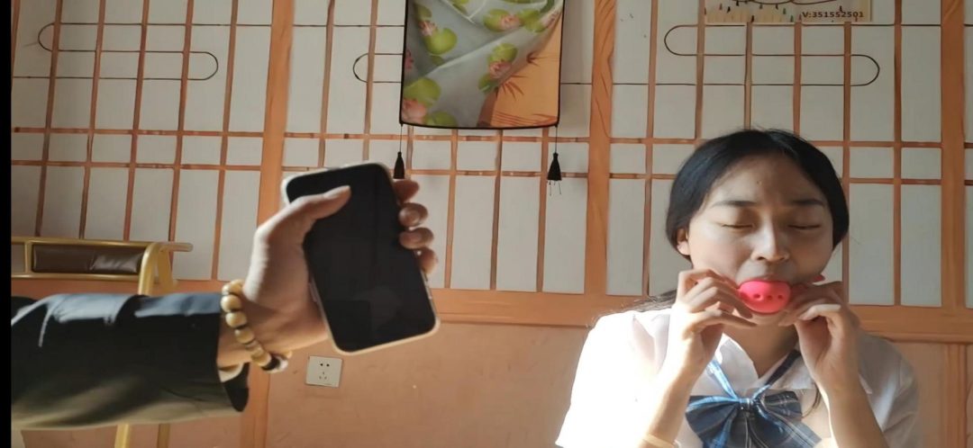 慧慧和她的好闺蜜颖颖《快递陷阱之闺蜜双双被绑架》慧慧买了新鞋子,拿着快递就到闺蜜颖颖家一起分享,一起拆开快递盒子,结果一拆开里面是很多绳子,和两个大号的口球还有两双丝袜,慧慧便用手机拍完照就去快递站去-13 慧慧和她的好闺蜜颖颖《快递陷阱之闺蜜双双被绑架》慧慧买了新鞋子,拿着快递就到闺蜜颖颖家一起分享,一起拆开快递盒子,结果一拆开里面是很多绳子,和两个大号的口球还有两双丝袜,慧慧便用手机拍完照就去快递站去-13
